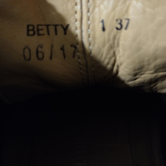 Melvin & Hamilton 'Betty' Chelsea Boots - Picture 9 of 9